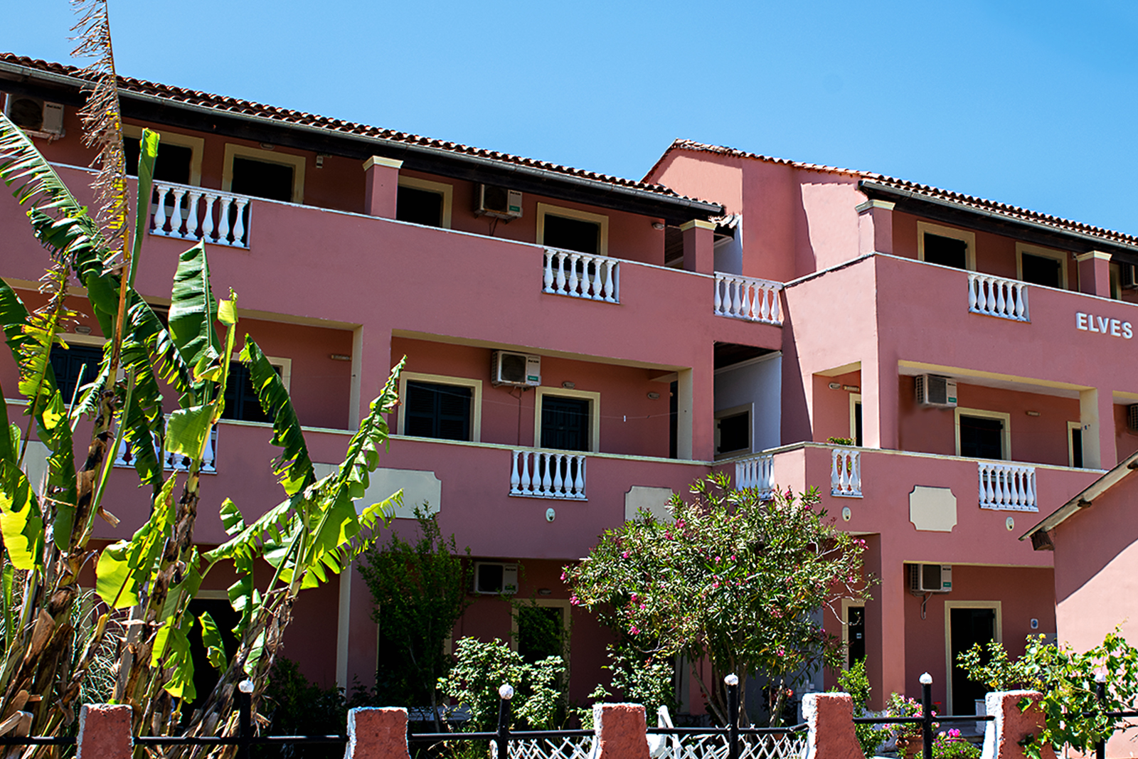 ALEXIS Pool Apartments