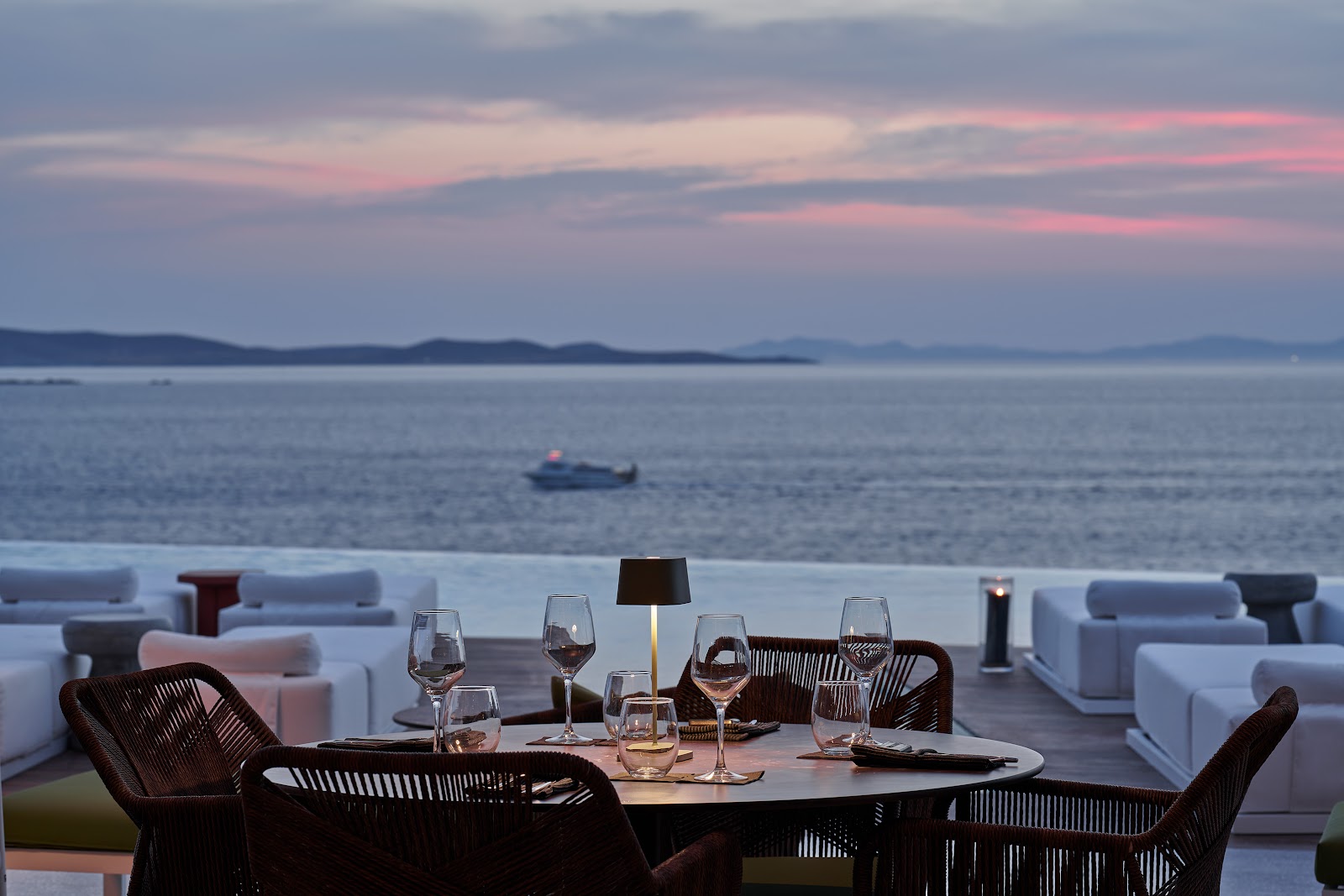 Kouros Hotel & Suites