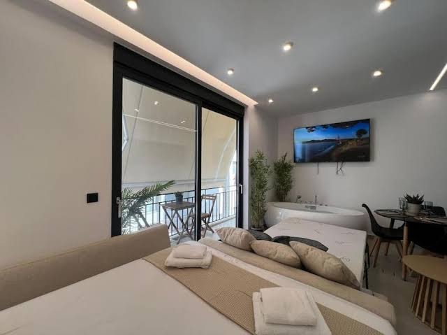 Limehome Piraeus Iris