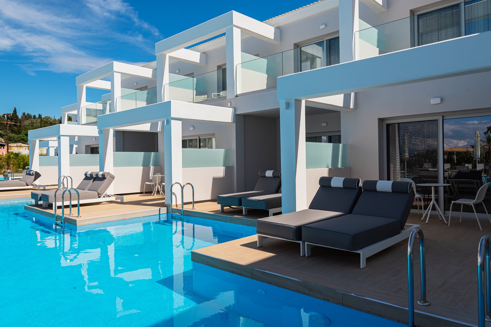 Paradise Hotel / Apartments