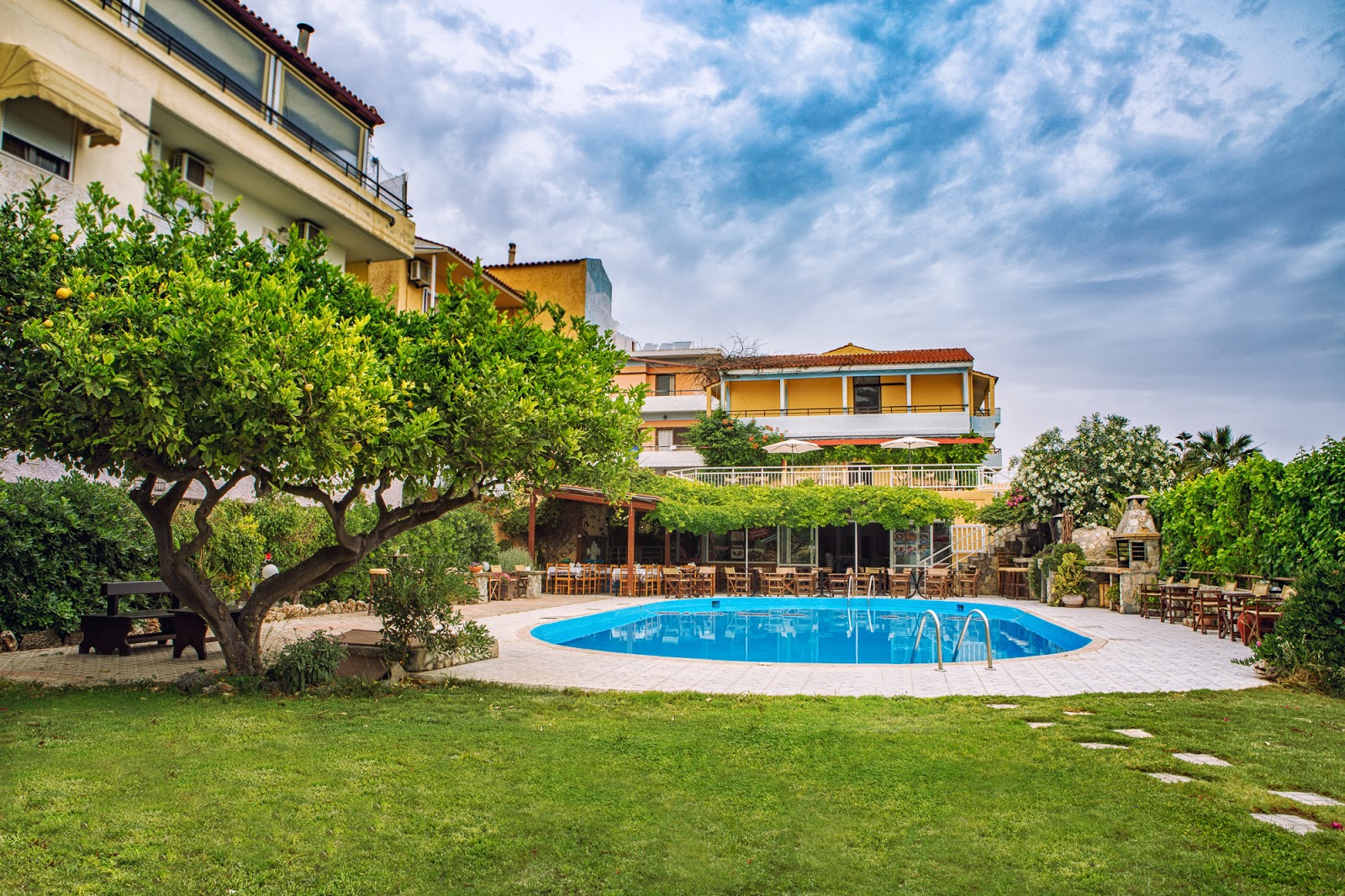 Petousis Hotel & Suites