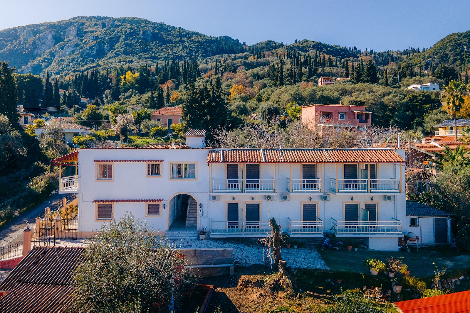 Siora Leni Contemporary Filoxenia