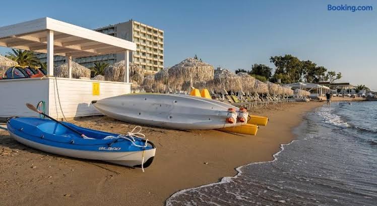 Stylish Voula Apartment close to Beach with pool