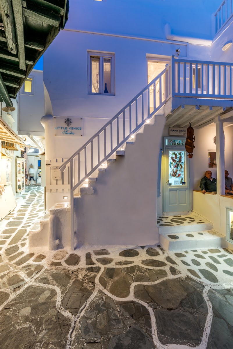 White rooms mykonos town