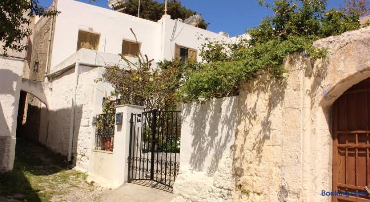 Xenofon Traditional Rooms